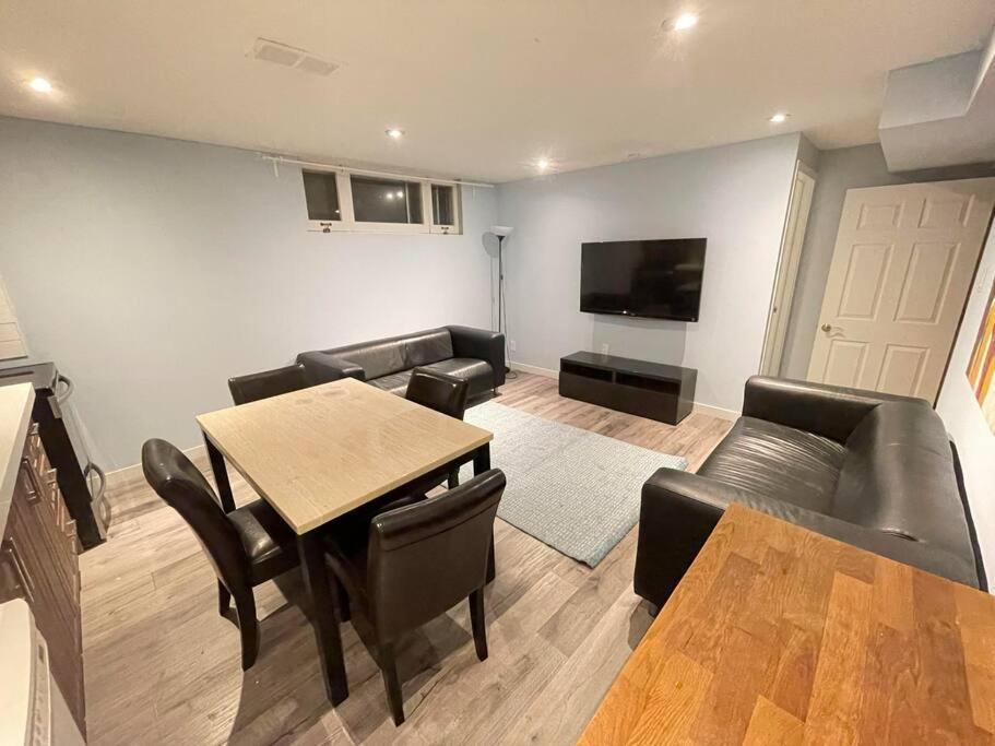 Lovely 2 Bedroom Basement Apartment In Toronto Bagian luar foto